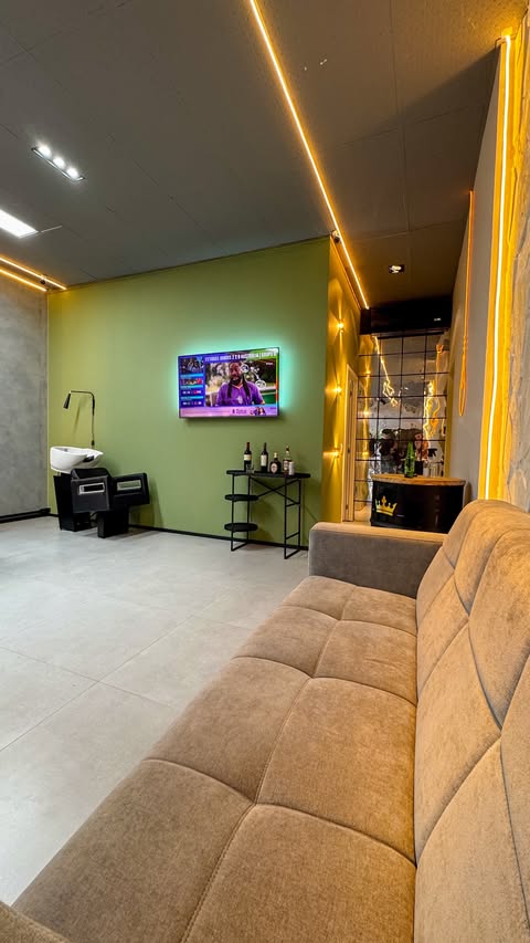 Lounge da NGR com sofá e ambiente climatizado