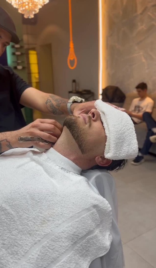 Finalização de barba com navalha